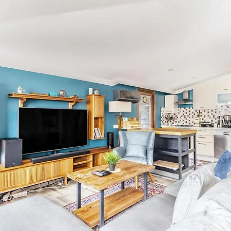 Central And Cozy Flat With Terrace In Sisli Апартаменты Стамбул