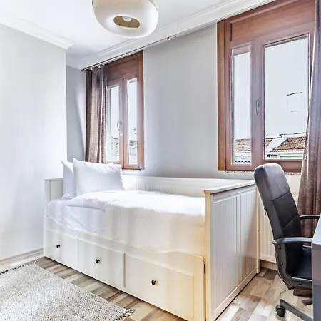 Апартаменты Central And Cozy Flat With Terrace In Sisli Стамбул